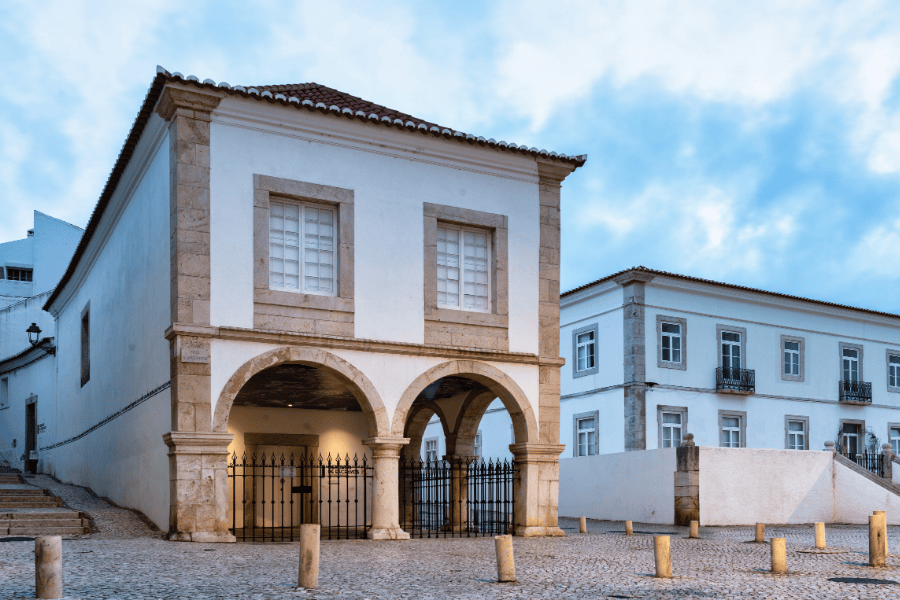 Known as the Mercado de Escravos (Slave Market Museum).
